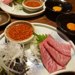 Shichirin Yakiniku Tanoshiira - センマイもびっくりする美味しさ！サーロインは表面をサッと炙ってレアで食べます！さしが最高✯⸜(ّᶿ̷ധّᶿ̷)⸝✯キミに潜らせてすき焼き風のタレです、めちゃくちゃ美味しい