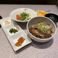 肉や大善 知立クロスゲート店 - ブランド牛部位おまかせ焼肉丼