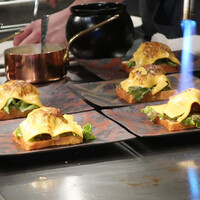 鉄板焼きWAGYU LIVERARY - 和牛デニッシュバーガー　デミグラスソース