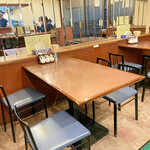 鶏舎 - テーブル席