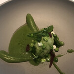フランス料理 エステール - ランチコース１３３１０円。北海道産フレッシュフロマージュのクネル グリーンピース  莢のジュ。クネルの仕上がりが素晴らしく、ソースとの相性も良く、とーっても美味しかったです（╹◡╹）（╹◡╹）