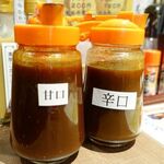 東京串焼倶楽部 - ソースは2種類