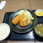 東京串焼倶楽部 - 日替わり定食　エビフライ・カニクリームコロッケ・唐揚げ　880円