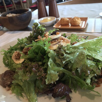 Benoit Alain Ducasse - ４品プリフィックスランチ４９４３円。サラダ・ブノワ ベーコン/鶏砂肝のコンフィ。ボリュームが凄くあります。ドレッシングの扱いも良かったです（╹◡╹）