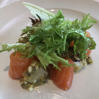 Benoit Alain Ducasse - ４品プリフィックスランチ４９４３円。サーモンのマリネとじゃがいも グリビッシュソース。サーモンもソースも美味しかったです（╹◡╹）（╹◡╹）。前菜１と味が重なりすぎました。。(^_^;)