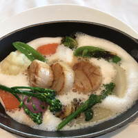 Benoit Alain Ducasse - ４品プリフィックスランチ４９４３円。ホタテ貝のソテー 春野菜。春野菜たっぷりで、嬉しい誤算です。ホタテの火入れがやや強めでしたが、とても美味しくいただきました（╹◡╹）（╹◡╹）
