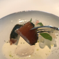 フランス料理 エステール by アラン・デュカス - ランチコース１３３１０円。青森県産トラウトのマリネとスモーク タラマと蕪のピクルス。火入れが素晴らしく、生の食感と火で活性化された旨味が、とーっても良かったです（╹◡╹）（╹◡╹）