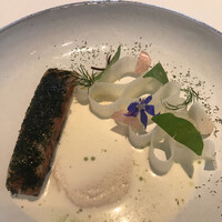 フランス料理 エステール by アラン・デュカス - ランチコース１３３１０円。青森県産トラウトのマリネとスモーク タラマと蕪のピクルス。トラウトの仕上がりも、付け合わせのお野菜も、とーっても美味しくいただきました（╹◡╹）（╹◡╹）