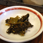久留米とんこつラーメン 松山分校 - 卓上の高菜をどう食べるかは客の自由です。