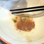 久留米とんこつラーメン 松山分校 - 普通のラーメンでも、丼の底には豚骨の名残が残ります。