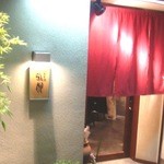 のれんを上げれば、中が見えるカジュアルなお店