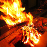 居酒屋　矢三朗 - 目の前での藁焼きはすごい！！そして香りがイイ！！