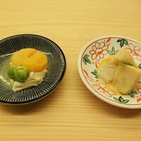 鮨おにかい＋1 - 小皿①（たけのこ、そでいか、小皿①（たけのこ、そでいか、酢味噌）、小皿②（杏、天豆、白和え）