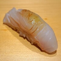 鮨 はしもと - 昆布〆のヒラメと縁側