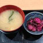 築地 魚一 - 築地 魚一 西葛西店 海鮮丼に付くワカメの味噌汁と柴漬け
