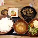 宮崎県日南市　塚田農場 - 名物地鶏炭火焼定食（タレ）　1200円
      ご飯大盛り・おかわり無料