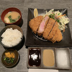 とんかつ 大喜 - 特選ロース厚切250g定食 2,340円