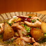 こころや - ヤリイカと新じゃがいもの塩胡椒炒めアップ