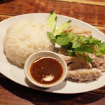 サバイチャイ タイ料理 - カオマンガイ：蒸し鶏ご飯(680円・外税)