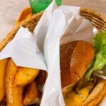 FRESHNESS BURGER - チーズバーガー・ポテトセット¥870