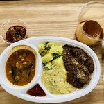 NADI - ベジノンベジ2種盛り＋ホタルイカのアチャール＋カルダモンプリン