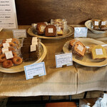 NADI - 焼き菓子コーナー　店内予約だとスイーツも食べられます。ちらっと見えたけど、かわいいケーキでした。
      私は、テイクアウトのカルダモンプリンがちょっと爽やかで、とても美味しかったな♪