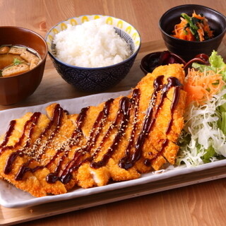 豪快なジャンボチキンカツ、ご飯がすすむ照り焼きチキンも美味◎