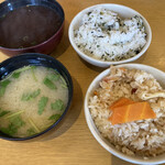 とんかつ玉藤 - 五穀米、炊き込みご飯、なめこの味噌汁、あさりの味噌汁