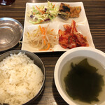  韓国家庭料理ジャンモ - 生野菜、海苔チヂミ、もやしナムル、キムチ