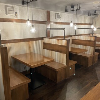 ４名掛けのボックス席は当店一番人気席。早い時間帯のご来店がおすすめです。