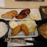 とっと めしや - ブリ照焼とさつま揚げ（A定食）にカキフライ（２個）追加