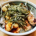 むさし乃 - 焼鳥丼は漬物付。