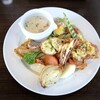 BISTRO au bascou - プレートランチ・・聞いていたとおり盛り沢山。食材の下にもいろいろ隠れていますので、かなりのボリューム。