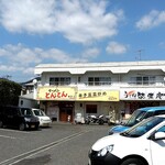 とんとん - お店の前面に駐車場