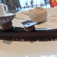 Benoit Alain Ducasse - ４品プリフィックスランチ４９４３円。ル・ショコラ・アラン・デュカス 東京工房のショコラ ブノワ風、長野県産蕎麦の実のアイスクリーム。複雑な味わいで、とーっても良かったです（╹◡╹）（╹◡╹）
