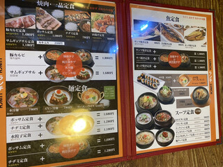 h Kankoku Ryouri Shinchan - ランチのメニュー…魚定食に目が行ってしまい…
          
          なんとなく鯖とスンドゥブの定食にしてみたけど…
          
          ボッサムかソルロンタンにすれば良かったかな〜