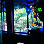 喫茶 ソワレ - フロアのブルーと深緑の窓辺。