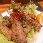 ハワイアン ダイニング ロコス - 国産牛かっぱ肉塩ニンニク焼