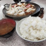 伊賀食堂 - 定食についてる白ご飯と味噌汁