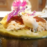 レ セゾン - 毛蟹とアヴォカドのタルト、トンカ豆の香りをつけたジュレと蟹味噌のクリーム