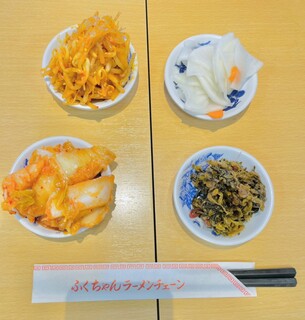 Oosaka Fukuchan Ramen - 左上:もやしナムル
                        右上:大根生酢
                        左下:キムチ
                        右下:高菜