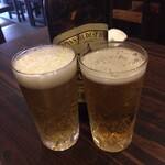 やきとり 大森屋 - 瓶ビールで乾杯して3人目を待つ