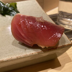 不動前 すし 岩澤 - 握り:カツオ漬け 玉ねぎソース