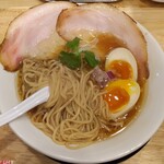 麺上 - 中太の全粒粉入り自家製ストレート麺。