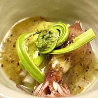 木山 - ①蛍烏賊（富山）と山菜 〜美しいこごみ♡、見るからに春を感じるお料理。旬の蛍烏賊にこごみ、うるい、浜ぼうふう、キウイソースを掛けた和え物。