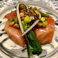 木山 - ③低温で火入れした卵黄醤油でとろみをつけている。それに萱草と行者にんにく、あさつきの芽、ハート型にした蕨。まったりとした味わいが上品で、よこわ鮪をここまで引き上げるご主人の技が素晴らしい。