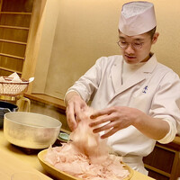 木山 - 恒例の削りたて鰹節を吟味する木山さん。その日の天気や湿度に応じて配合を変えている。