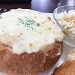 珈琲館 - 12cmほどの大きさのフランスパンの中にホワイトソース、その上には熱々のチーズ。美味そうだぁ♪