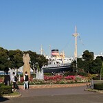ザ・カフェ - 水の守護神像と氷川丸