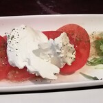 海幸 - トマトとクリームチーズのサラダ(590円)